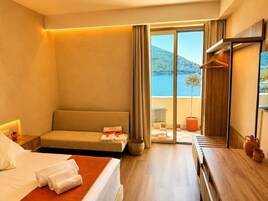 舒适三人房, 部分海景 | 高档床上用品、迷你吧、客房内保险箱、办公桌
