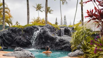 2 座室外游泳池,開放時間為 09:00 至 22:00,提供泳池遮陽傘和日光浴躺椅