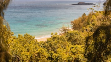 Una spiaggia nelle vicinanze, lettini da mare, teli da spiaggia