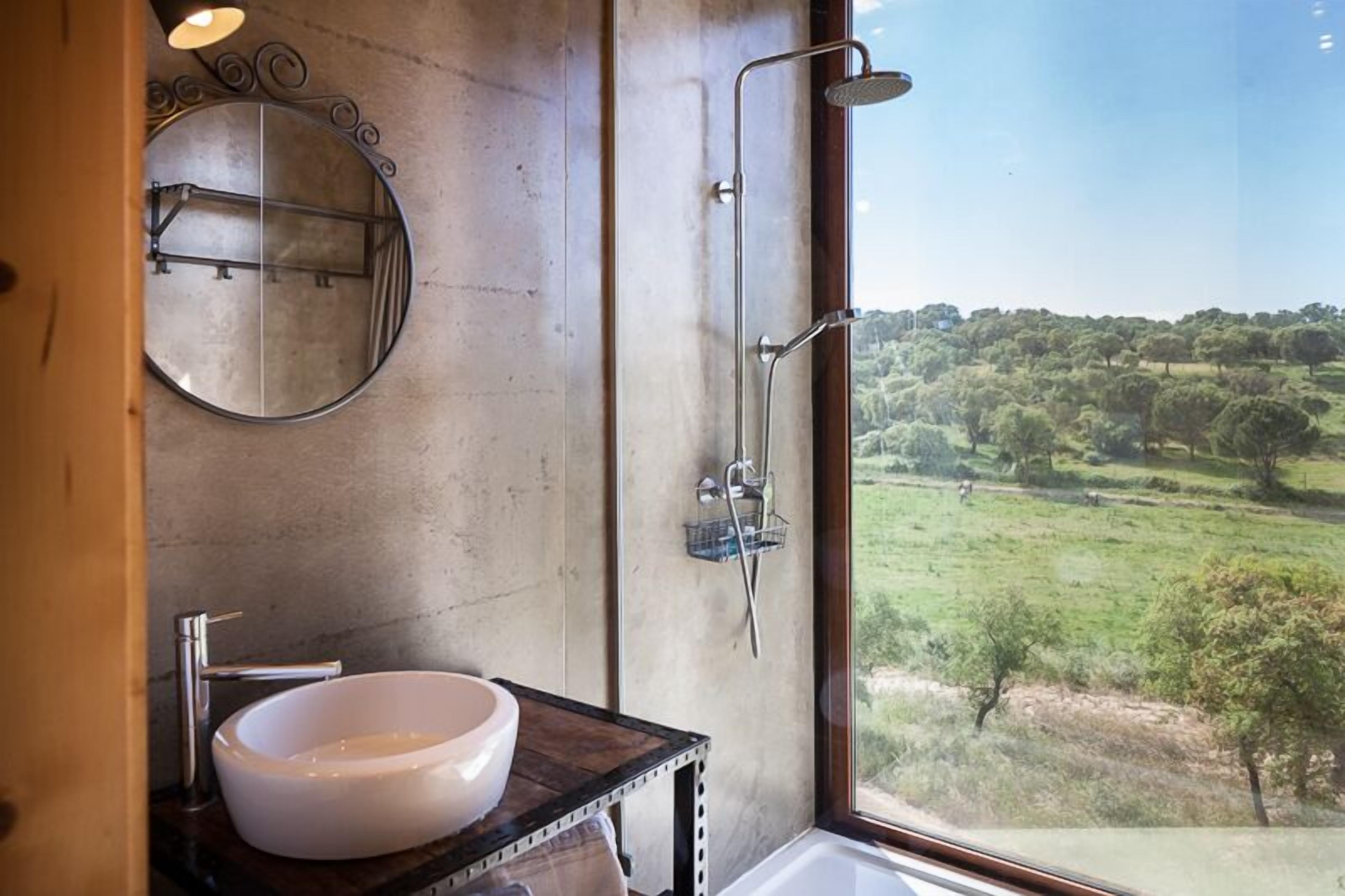 Shower, rainfall showerhead, free toiletries, hair dryer