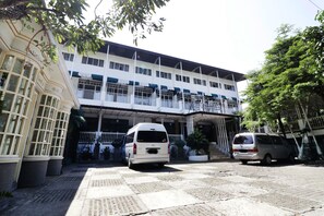 Front of property - The Victoria Luxurious Guesthouse (Bandung)