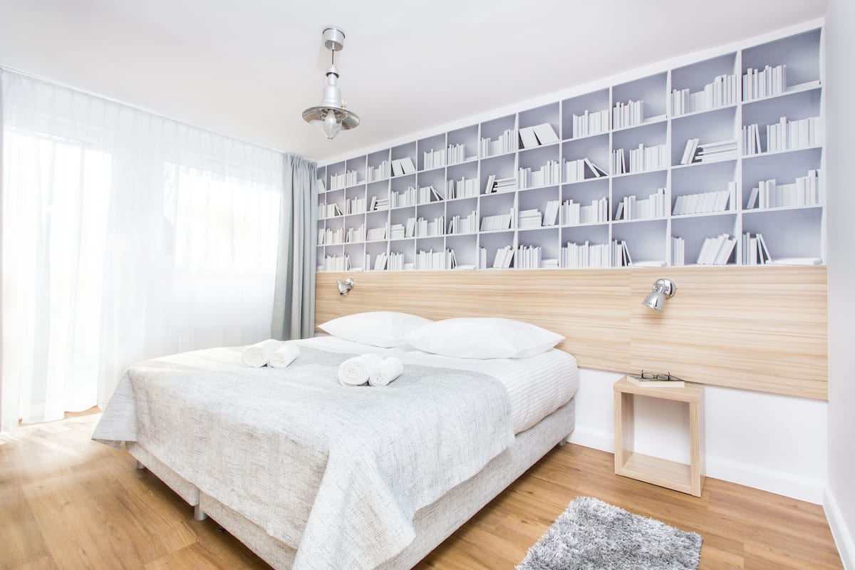 1 sovrum, bäddmadrasser, skrivbord och mörkläggningsgardiner
