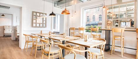 Desayuno buffet (PLN 48 por persona)