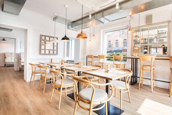 Petit déjeuner buffet (48 PLN par personne)