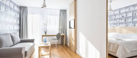 1 soveværelse, senge med topmadrasser, skrivebord, mørklægningsgardiner