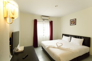 Superior King Bed  | Luxe beddengoed, een bureau, verduisterende gordijnen, extra bedden