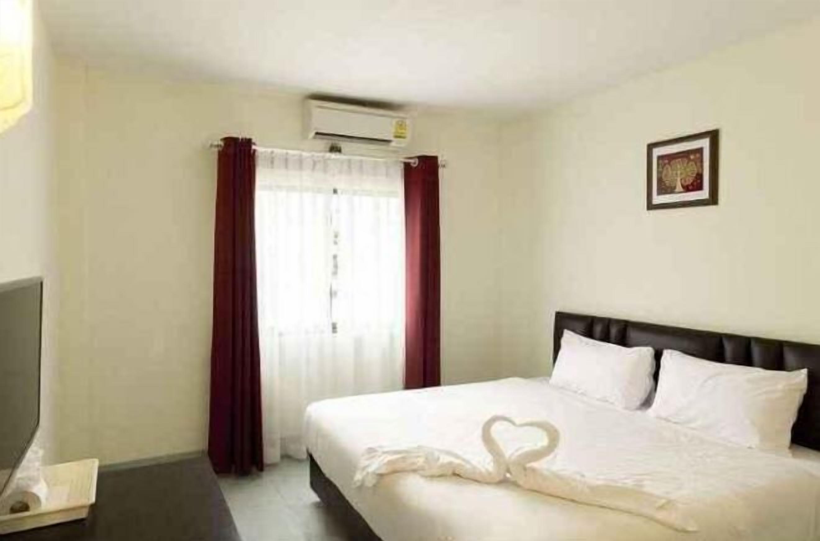 Premium bedding, desk, blackout curtains, rollaway beds