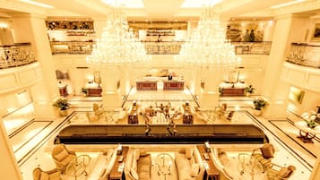 2 bars/lounges, swim-up bar, poolside bar