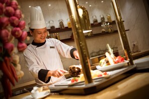 2 restaurants; breakfast, lunch, dinner, and brunch served