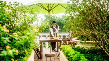Executive-Suite (Masterpiece with Garden) | Speisen im Freien | 2 Restaurants, Frühstück, Mittagessen, Abendessen, internationale Küche