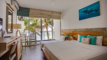 Kahden hengen premium-huone, 1 makuuhuone | 1 makuuhuone, minibaari, yksilöllisesti kalustettu, työpöytä