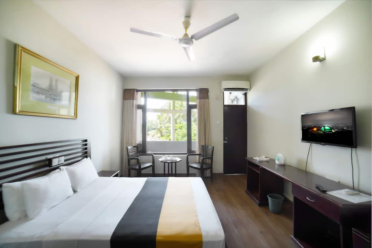 Deluxe Ocean View Room | 1 slaapkamer, een minibar, individueel gemeubileerd, een bureau