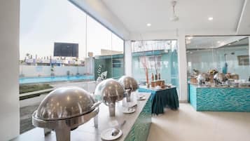 Se sirven desayunos, comidas y cenas con vista a la playa