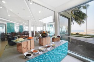 供应早餐、午餐和晚餐，海滩景观