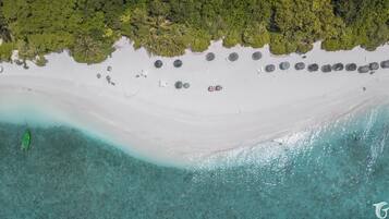 Plage privée, sable blanc, chaises longues, parasols