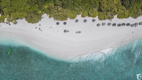 Privatstrand, weißer Sandstrand, Liegestühle, Sonnenschirme