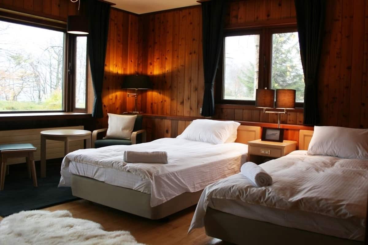8 chambres, coffres-forts dans les chambres, fer et planche à repasser