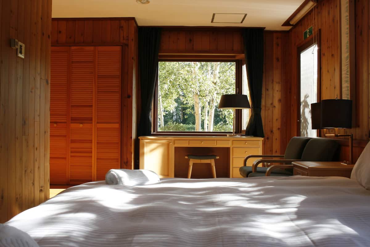8 chambres, coffres-forts dans les chambres, fer et planche à repasser