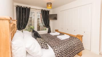 Apartment, 2 Bedrooms (14/6 Albion Garden) | 2 bedrooms, iron/ironing board, free WiFi