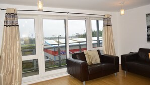 Leilighet, 2 soverom (1/5 Hawkhill Close) | Oppholdsrom | LCD-TV