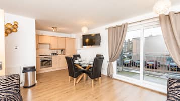 Apartemen, 2 kamar tidur (14/6 Albion Garden) | Makan di kamar