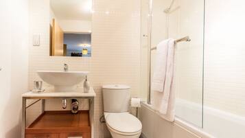 Apartment, 2 Bedrooms (14/6 Albion Garden) | Bilik Mandi | Kelengkapan dandanan diri percuma, pengering rambut