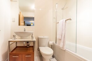 Apartment, 2 Schlafzimmer (14/6 Albion Garden) | Badezimmer | Kostenlose Toilettenartikel, Haartrockner