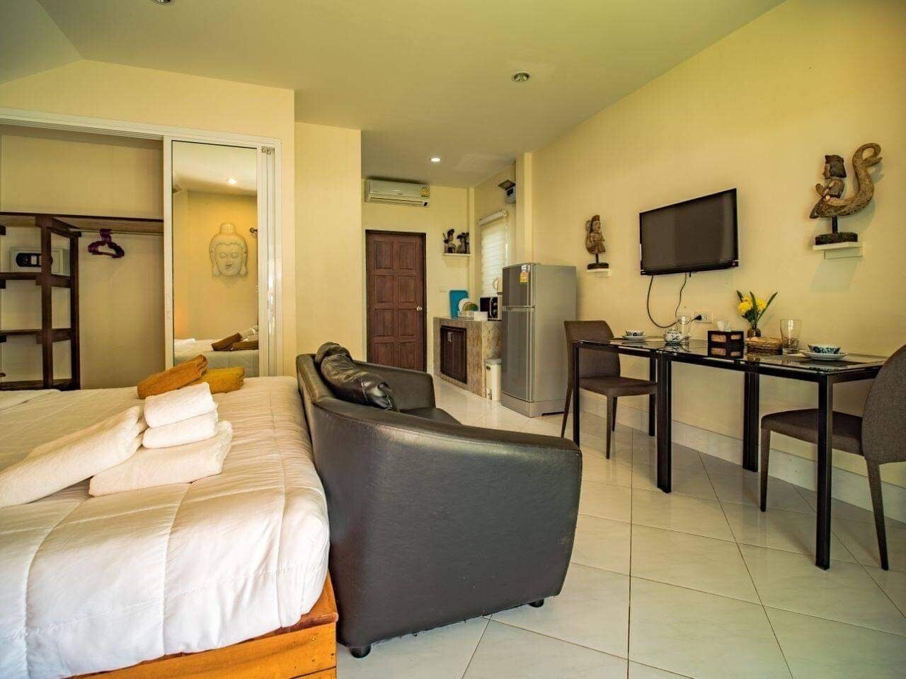 room | living area | 24-inch flat-screen tv with cable channels, tv