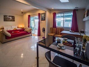 Suite familiar | Área de sala de estar | Televisión de pantalla plana de 24 pulgadas con canales por cable 