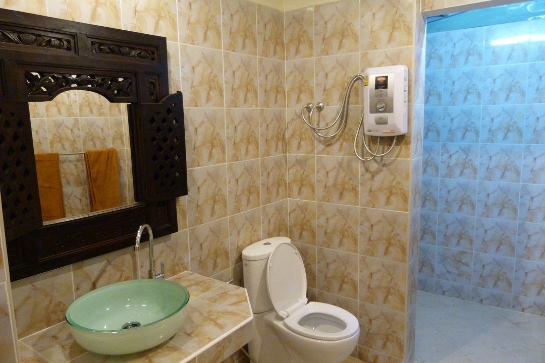 shower, free toiletries, towels