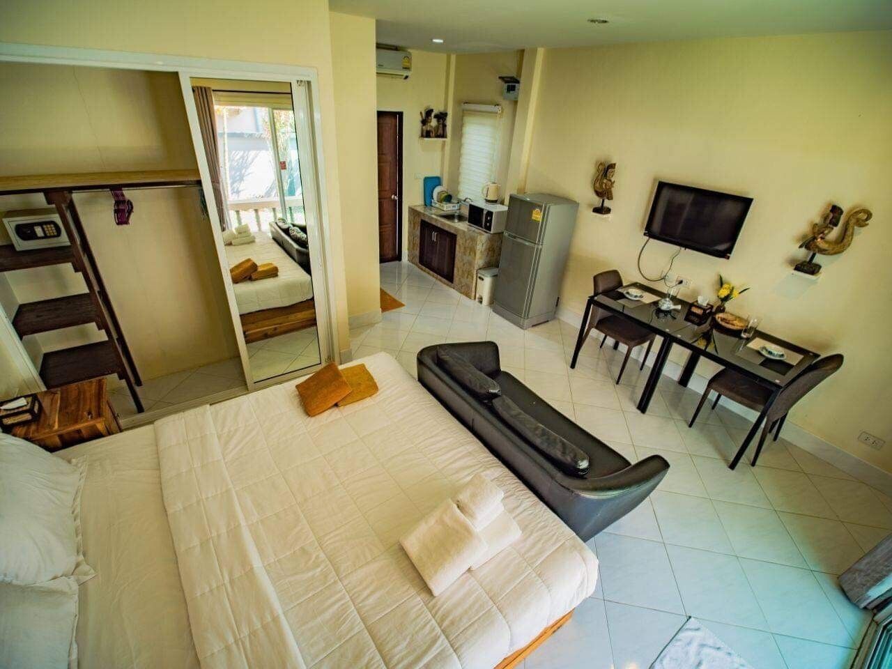 room | living room | 24-inch flat-screen tv with cable channels, tv