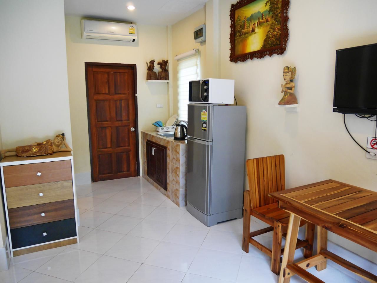 family suite | living room | 24-inch flat-screen tv with cable channels, tv