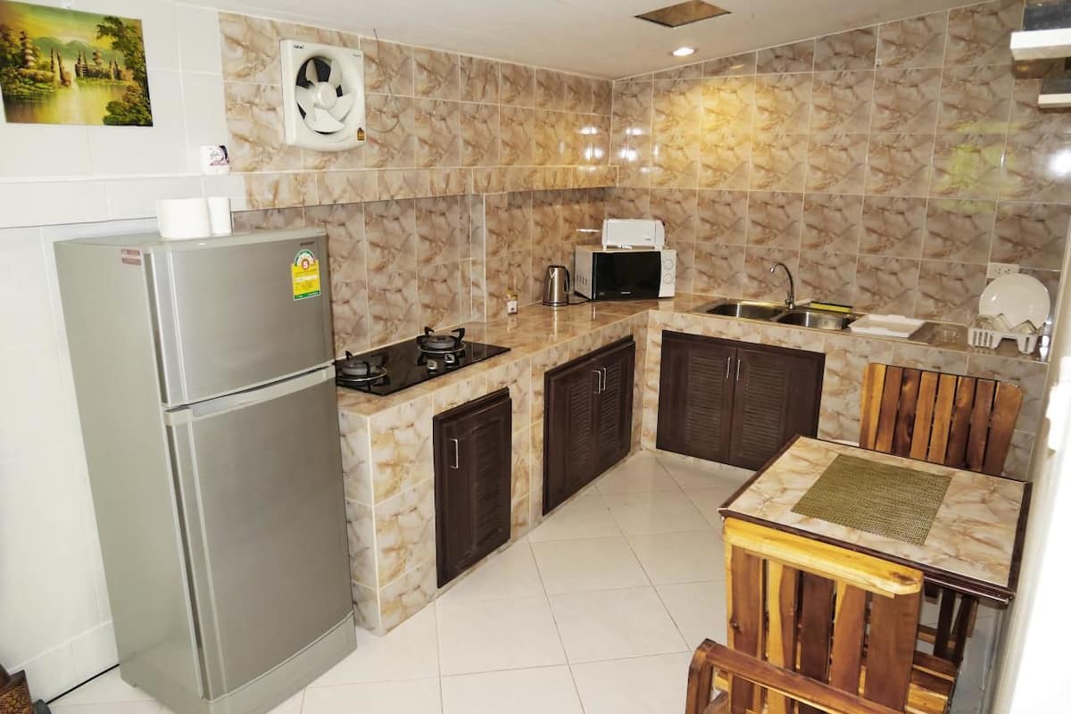 fridge, microwave, stovetop, cookware/dishes/utensils