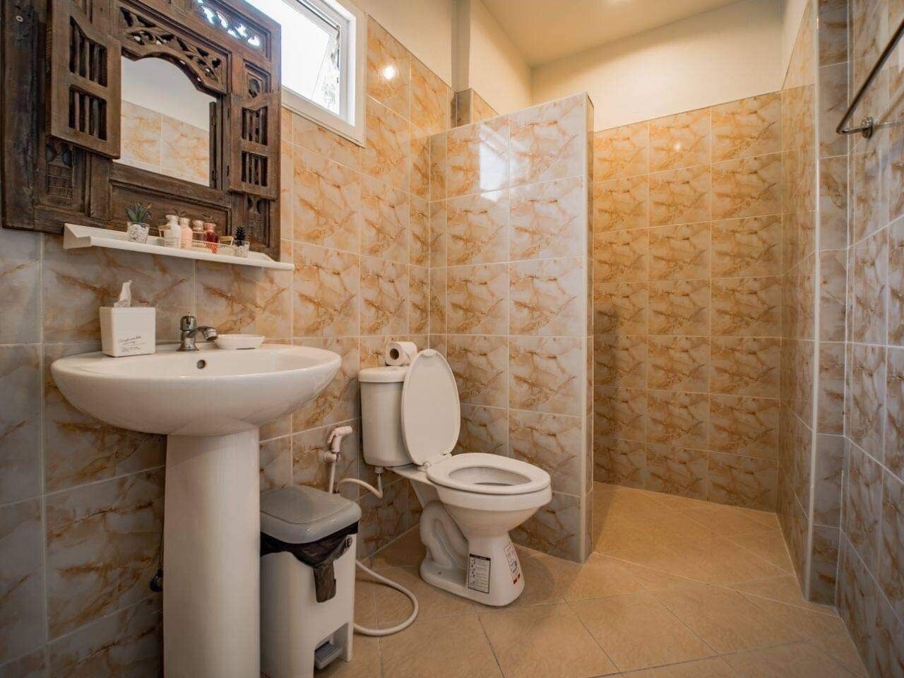 shower, free toiletries, towels