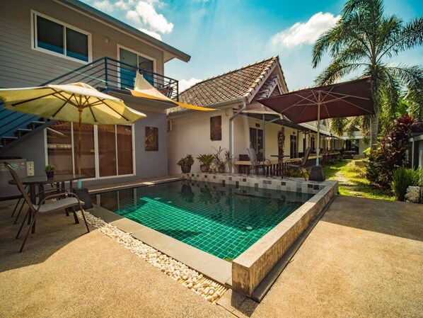 Utendørsbasseng, bassengparasoller og solsenger