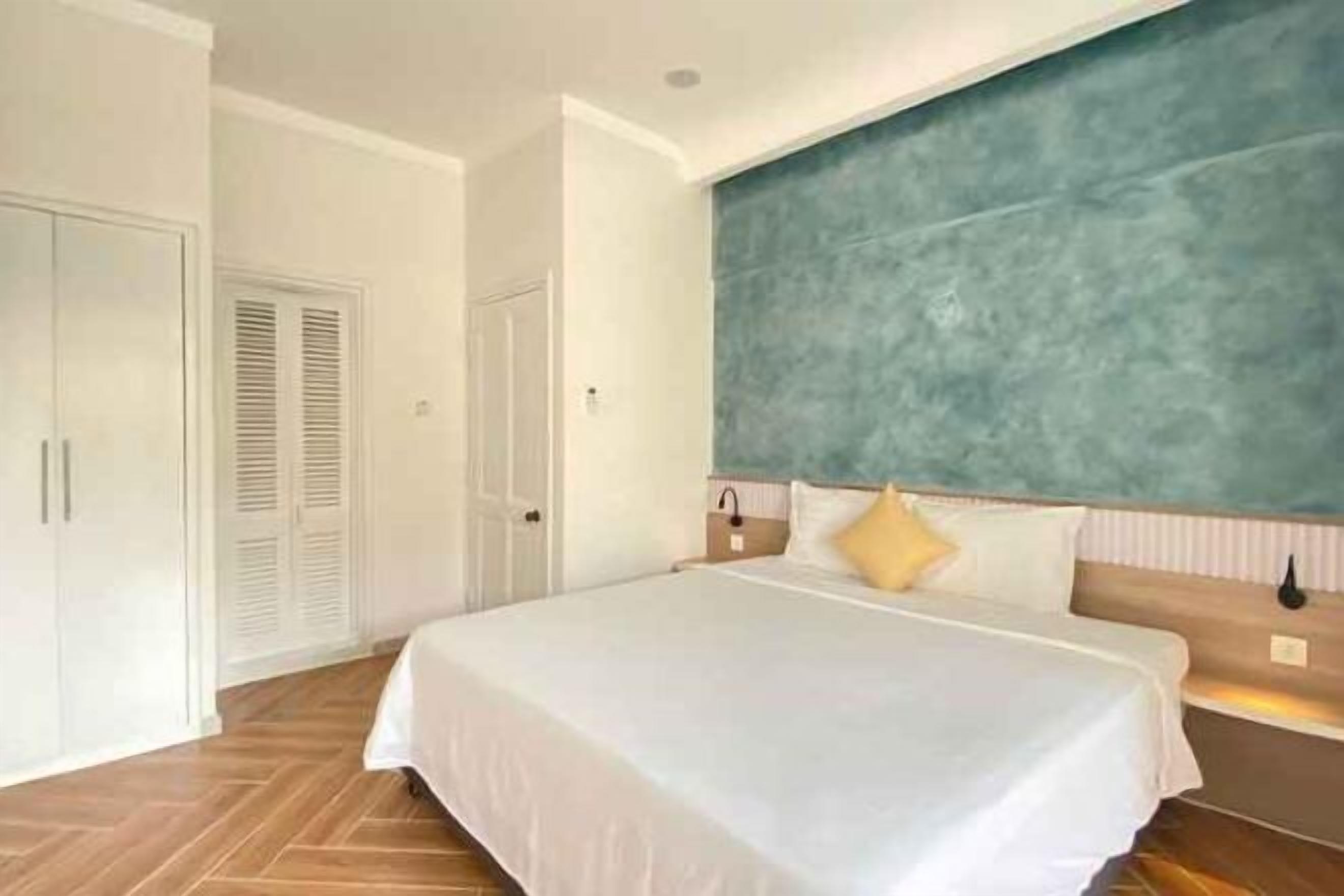 Minibar, värdeförvaringsskåp på rummet och skrivbord