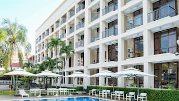 Piscine extérieure, chaises longues