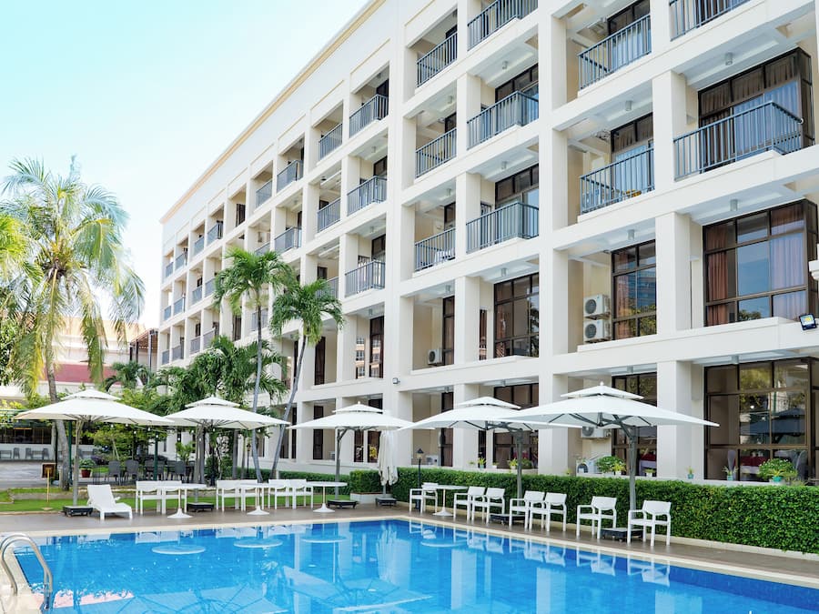 Outdoor pool, sun loungers