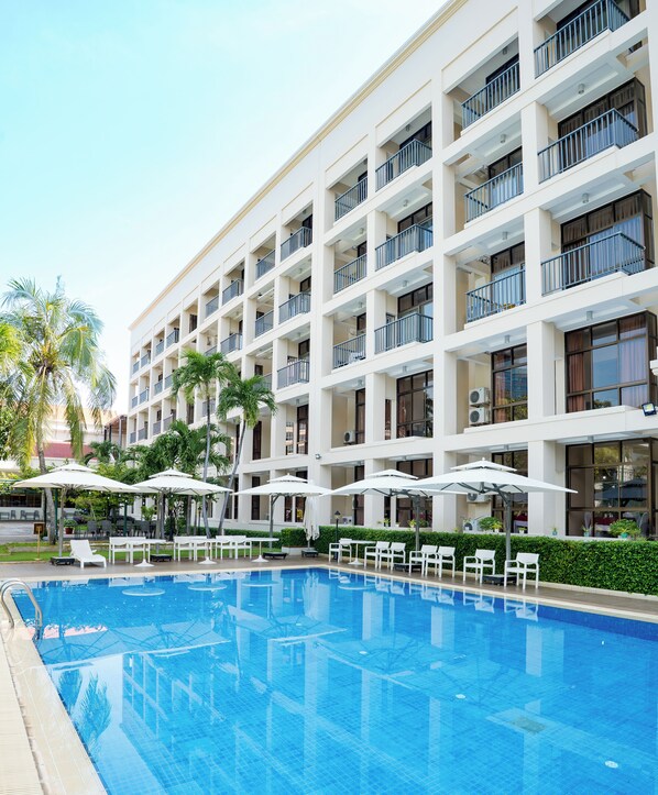 Outdoor pool, sun loungers