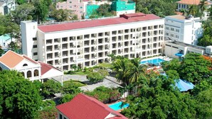 A large hotel with multiple floors, a swimming pool, and a view of the sea. - Ocean Sunrise Vung Tau (Ho Chi Minh City)