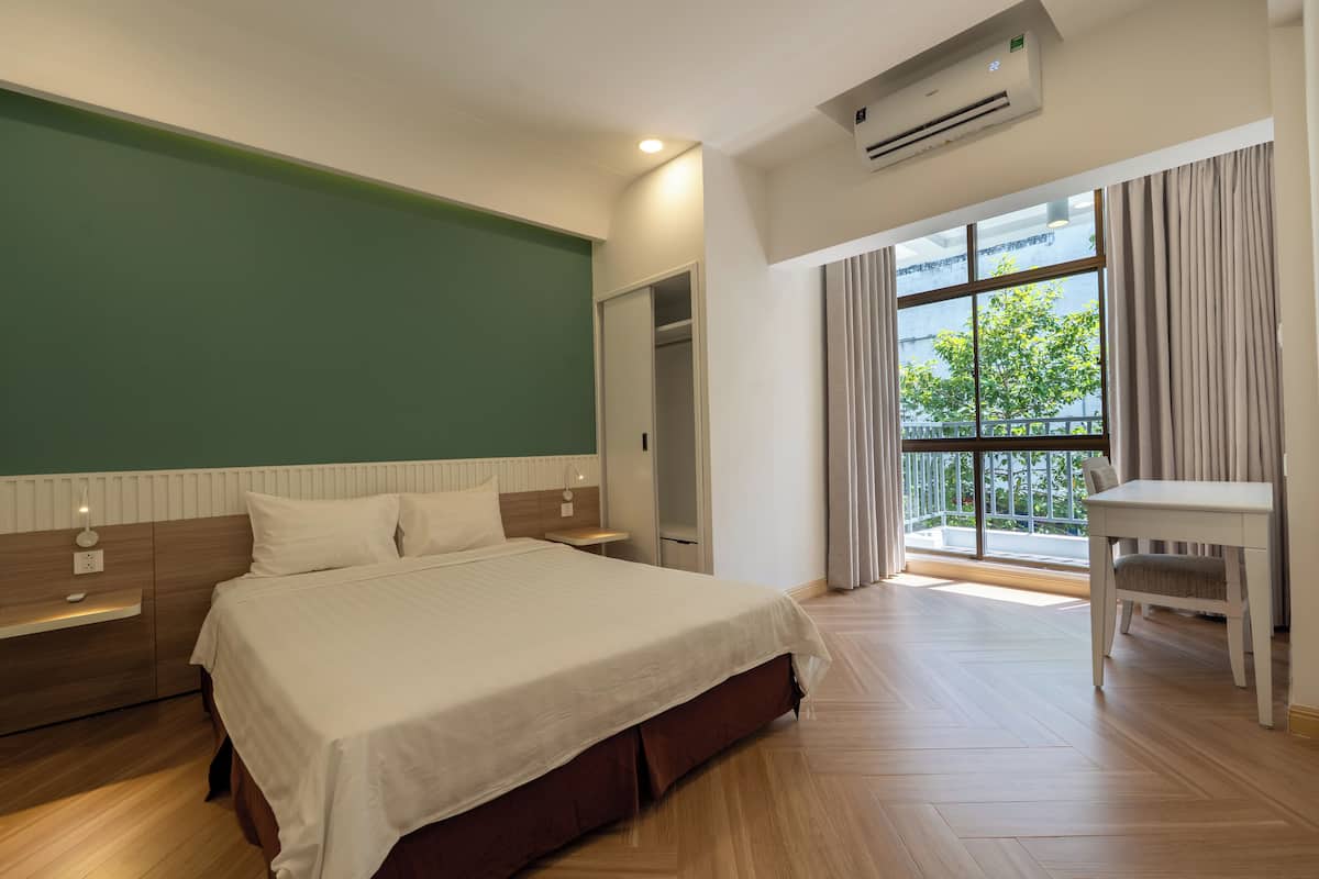 Minibar, coffres-forts dans les chambres, bureau, rideaux occultants