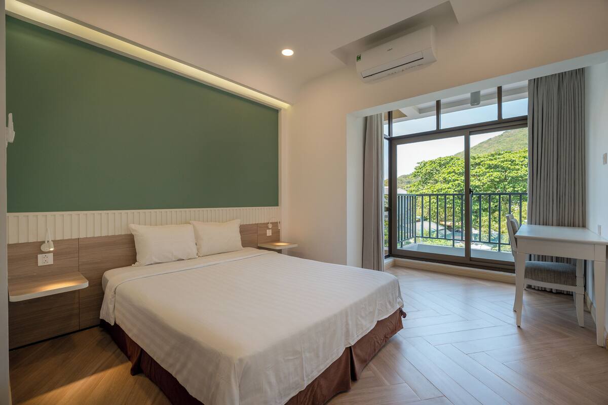 Căn hộ, 2 phòng ngủ | Minibar, két bảo mật tại phòng, bàn, màn/rèm cản sáng 