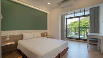 Minibar, coffres-forts dans les chambres, bureau, rideaux occultants