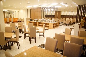 Phục vụ bữa trưa và bữa tối, món ăn mang phong cách quốc tế 