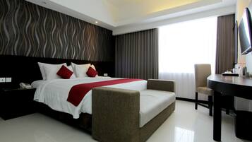 Executive Suite | Minibar, in-room safe, desk, rollaway beds