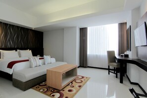 Suite | Minibar, brankas, meja kerja, dan tempat tidur lipat/tambahan