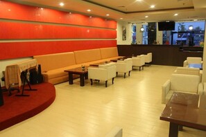 Melayani makan siang dan makan malam dengan sajian masakan internasional