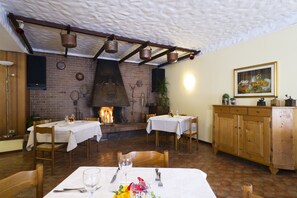 Lunch and dinner served, local cuisine - Hotel Giardino (Pieve di Cadore)