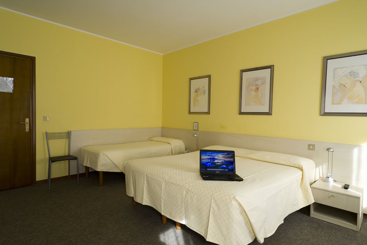 Triple Room | In-room safe, desk, free cots/infant beds, rollaway beds