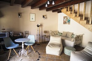 Suite, 2 Bedrooms | Living area